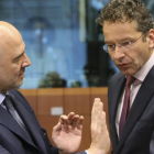 Dijsselbloem, derecha, con el comiario europeo de Asuntos Economícos, Pierre Moscovici, en este lunes en Bruselas.