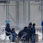 Una familia en el campo de refugiados de Moria.