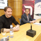 Juan Carlos Rodríguez, junto al jefe de Deportes de Diario de León, Ángel Fraguas, en un momento de su exposición