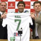 Raúl, centro, posa junto al técnico y presidente del Cosmos.