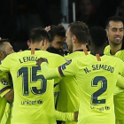 Los jugadores del Barça felicitan a Piqué por su gol en la Champions ante el PSV.