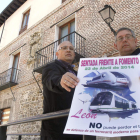 José Miguel Debesa y Jorge Díez frente al palacio de Don Gutierre.