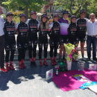 Las integrantes del Eneicat Pecafer con los trofeos logrados en Álava. DL