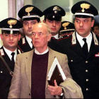 El oficial nazi Erich Priebke, en 1995 rodeado de policías italianos.