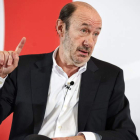 Rubalcaba, durante su intervención en la reunión de Toledo con alcaldes de su partido.