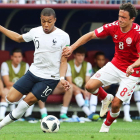 Kylian Mbappe lucha por el balón con el danés Thomas Delaney. TAHERKENAREH