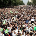 Miles de seguidores de Mir Husein Musaví protestan contra el presunto fraude en las elecciones.