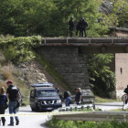 Miembros de la Eulex y policías trabajan en el lugar del ataque.