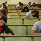 Estudiantes realizan un examen en la Universidad de León .