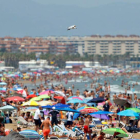 Imagen de una playa de Valencia atestada de bañistas. MANUEL BRUQUE