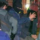 Agentes de la Guardia Civil trasladan a Amaia Urizar tras su arresto