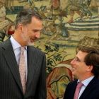 Felipe VI y el alcalde de Madrid, José Luis Martínez-Almeida, durante la audiencia celebrada esta miércoles en el Palacio de La Zarzuela.