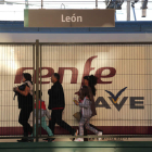 Imagen de un tren AVE en la estación de León capital