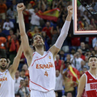 Gasol y Reyes celebran la victoria contra Rusia.