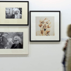 Una mujer observa varias de las fotografías expuestas. GALLEGO