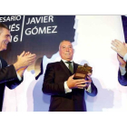 El presidente de la FELE, Javier Cepedano, el Empresario del Año, Javier Gómez, y el presidente de la Junta, Juan Vicente Herrera. JESÚS