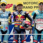 El piloto español Marc Márquez celebra su victoria escoltado en el podio por Espargaró y Nico Terol.