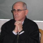 El teólogo Felicísimo Martínez en su charla en Cistierna