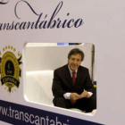 El presidente de Feve, Ángel Villalba, posa en uno de los vagones de la compañía en el stand de Fitu