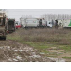 Largas colas de camiones de recogida aguardaron ayer durante todo el día su turno para dejar la basu