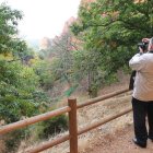 Dos turistas fotografían el paraje Patrimonio de la Humanidad de Las Médulas, en una imagen de archivo.