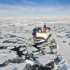 Un buque del Instituto de Investigación Polar y Marina navega por el Ártico.