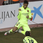 Los jugadores del Barcelona, el brasileño Neymar y el defensa Jordi Alba, celebran el tercer gol del equipo blaugrana