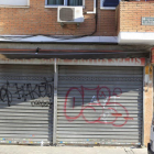 Fachada de la tienda de alimentación china ubicada en el madrileño barrio de Usera en la que anoche un niño de tres años murió tras impactar un automóvil contra la tienda que regentaban sus padres