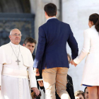 El papa recibe a una pareja durante una audiencia celebrada por el día de San Valentín.