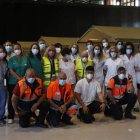 Profesionales y voluntarios que vacunan habitualmente en el Palacio de Exposiciones de León. FERNANDO OTERO