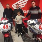 Sergio González junto a Xavier Arenas, director de Honda Impala, su padre Víctor y su abuelo junto a sus dos nuevas ‘balas’. DL