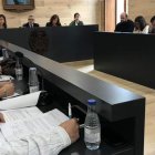 Los corporativos debaten en la sesión el plan económico tras superar los límites de gasto. A. VALENCIA
