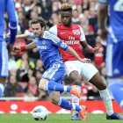 Juan Mata, a la izquierda, controla el balón bajo la presión de Alex Song del Arsenal.