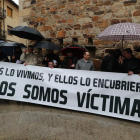 Exseminaristas concentrados este mediodía ante la sede del palacio episcopal de Astorga.