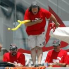 Un aficionado suizo hace una reverencia al Alinghi