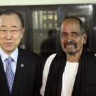 El secretario general de la ONU junto a Mohamed Abdelaziz en un campo de refugiados en marzo. EFE