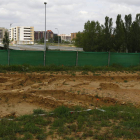 El vial, al fondo, interrumpido por el yacimiento romano.