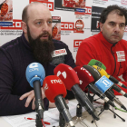 Ángel Santos y Juan Manuel Ramos, ayer, en rueda de prensa. FERNANDO OTERO