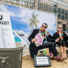 Dos actores «toman el sol en un paraíso fiscal» en una acción de protesta de Oxfam. STEPHANIE LECOCQ