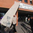 Varios de los encerrados retiran las pancartas que habían colocado a la entrada del Hospital. L. DE LA MATA