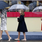 Letizia y sus  hijas, la princesa Leonor y la infanta Sofía, llegan en fila india al desfile militar del 12 de octubre.