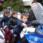 Alumnos del Colegio Peñacorada, en una demostración práctica de la Policía Local.
