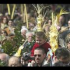 La procesión del Domingo de Ramos congregó a miles de leoneses que no quisieron perderse el recorrido de la Borriquilla a la Catedral.