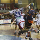 Aginagalde, autor ayer de siete goles, se dispone a fusilar al meta rival