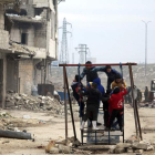 Varios niños juegan entre los escombros en Alepo, mientras las evacuaciones siguen paradas. EFE