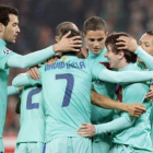 Jugadores del Barça celebran el gol de Lionel Messi ante el Shakhtar Donetsk.