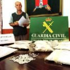 Un guardia civil muestra el alijo de pastillas incautado y que iba a ser vendido en Ibiza