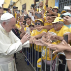 El Papa saluda a la multitud que le esperaba en Trujillo (Perú), el 20 de enero.