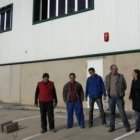 Trabajadores de Galma-Arkotek, en el polígono de San Román de Bembibre.