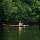 Una turista viaja en una canoa en uno de los afluentes del Amazonas. MARCELO SAY